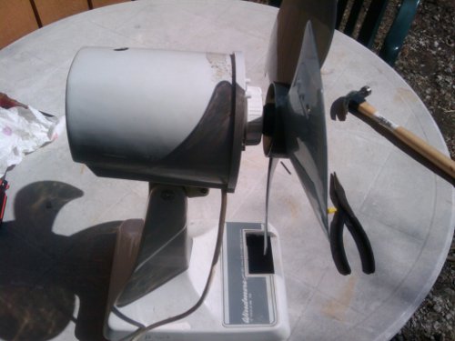 Wie man einen Tischventilator in einen Windgenerator umwandelt